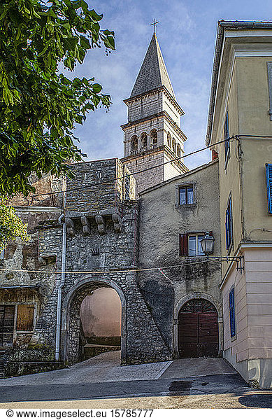 Stadttor und romanische Kirche St. Rok in Pican  Istrien  Kroatien
