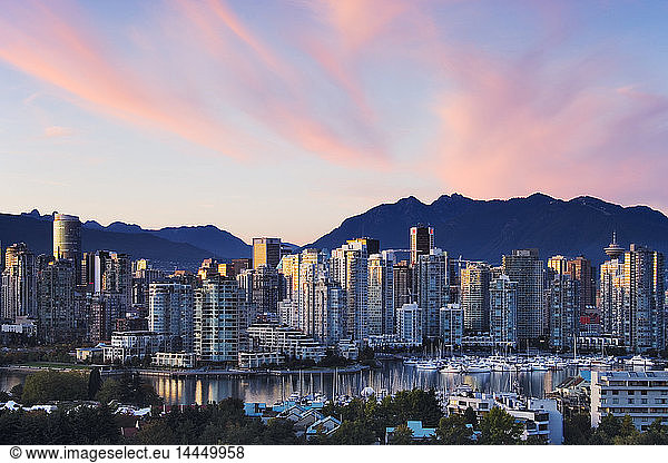 Stadtzentrum Vancouver Skyline bei Dämmerung