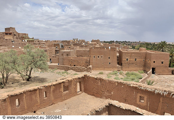 Stampflehmarchitektur in der Altstadt Medina von Ouarzazate Marokko Afrika