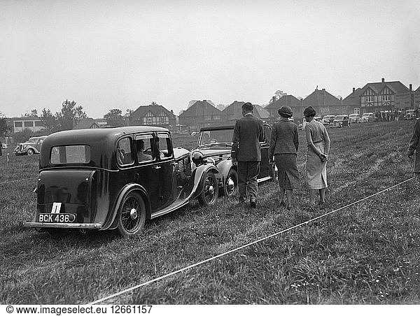 Standard Nine und Standard Flying Twelve bei der Standard Car Owners Club Gymkhana  8. Mai 1938. Künstler: Bill Brunell.