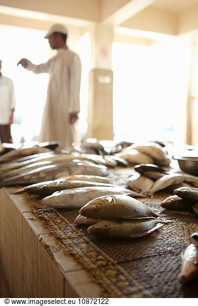 Standbesitzer auf dem lokalen Fischmarkt  Muttrah  Muskat  Oman  Naher Osten