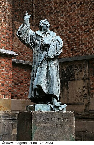Standbild Martin Luther vor evangelisch-lutherische Marktkirche St. Georgii et Jacobi im Stil der Gotik  Landeshauptstadt Hannover  Niedersachsen  Deutschland  Europa