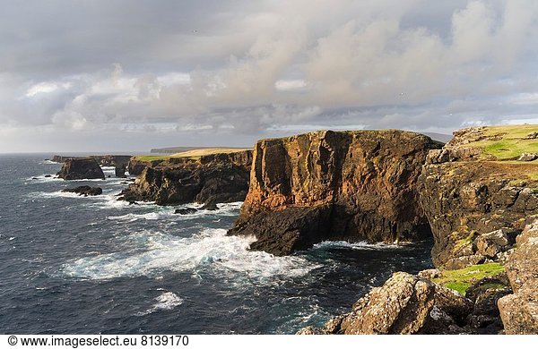 Stapel  Anschnitt  zeigen  überqueren  Europa  Attraktivität  Großbritannien  Steilküste  Meer  Wahrzeichen  Insel  Shetlandinseln  Mitteleuropa  Kreuz  Mai  Nordeuropa  alt  Schottland  Vulcano