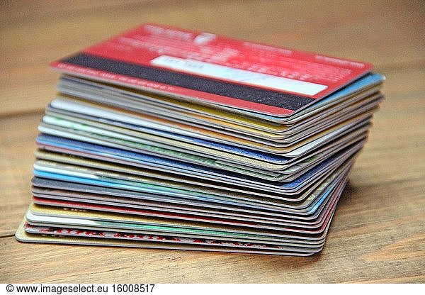 Stapel verschiedener Kreditkarten in Großaufnahme. Haufen von Kreditkarten. Nahaufnahme von vielen Kreditkarten. Plastik-Bankkarten. Internationale Zahlungssysteme.