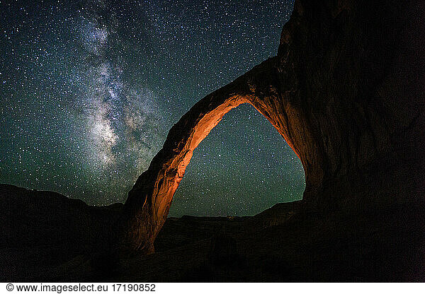 Stargazing Milchstraße mit warmen glühenden Bogen im Vordergrund