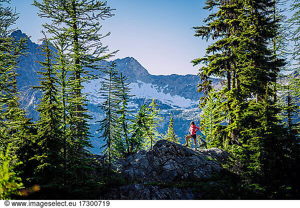 Starke Wanderin auf alpinem Abenteuer im North Cascades NP