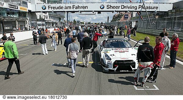 Startaufstellung Autorennen am Nürburgring  Nissan NISMO GT-R race car  GT3 Klasse  Rheinland-Pfalz  Deutschland  Europa