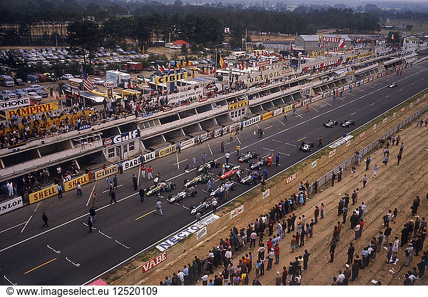 Startaufstellung für den Großen Preis von Frankreich  Le Mans  1967. Künstler: Unbekannt