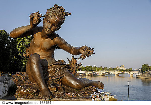 Statue auf der Alexander III-Brücke  Paris  Frankreich  Europa