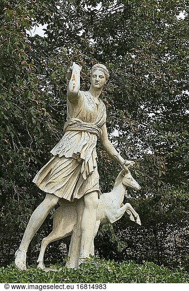 Statue der Diane Chasseresse (Kopie der Artemis  Göttin der Jagd  bekannt als Diane de Versailles . Sammlungen des Louvre-Museums) im französischen Garten des Schlosses von Valencay  Valencay  Departement Indre  Historische Provinz Berry  Region Centre-Val de Loire  Frankreich.