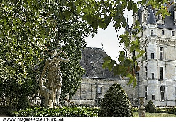 Statue der Diane Chasseresse (Kopie der Artemis  Göttin der Jagd  bekannt als Diane de Versailles . Sammlungen des Louvre-Museums) im französischen Garten des Schlosses von Valencay  Valencay  Departement Indre  Historische Provinz Berry  Region Centre-Val de Loire  Frankreich.