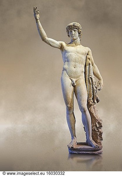 Statue des Antinoos - eine römische Marmorskulptur aus dem 2. Jahrhundert in Italien. Die Statue ist eine Montage eines moderneren Kopfes des Antinoos mit einem älteren Körper im Stil des Herkules. Inv. Nr. MR 74 (übliche Nr. Ma 2243)  Louvre-Museum  Paris.