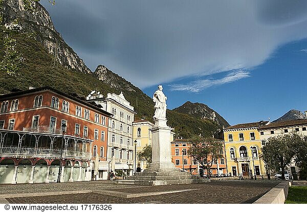 Statue des Hl. Johann von Nepomuk auf der Piazza Catena  Rathaus hinten  Riva del Garda  Reiff  Gardasee  Provinz Trient  Trentino  Italien  Europa