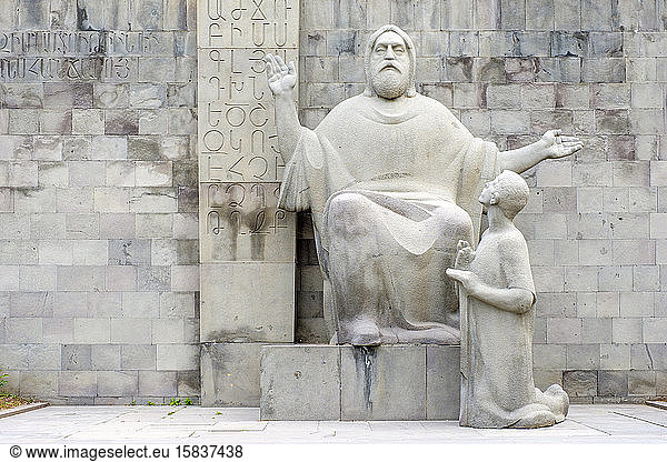 Statue des Meschrop-Maschtots  Erfinder des armenischen Alphabets  in Matenadaran  Eriwan  Armenien