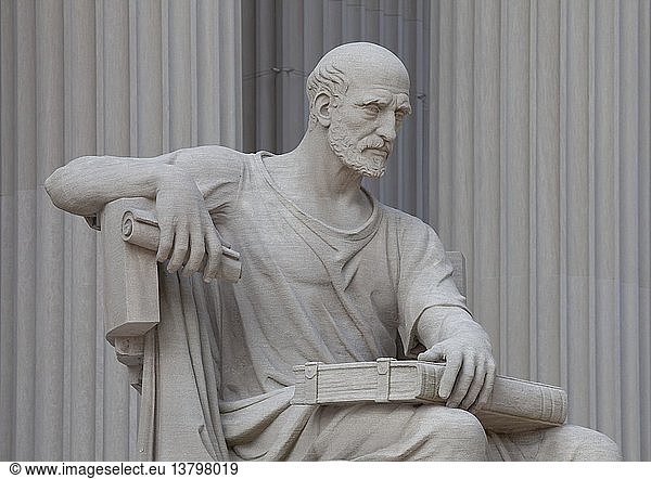 Statue eines alten Mannes mit einer Schriftrolle und einem geschlossenen Buch mit dem Titel Study the Past   2009.