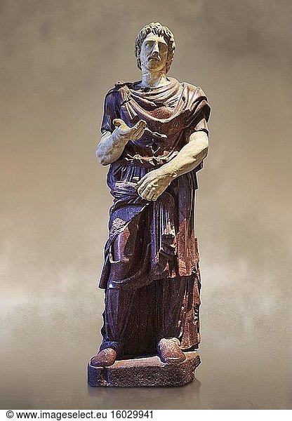 Statue eines gefangenen Barbaren - eine römische Skulptur aus Porphyr und weißem Marmor aus dem 2. Jahrhundert n. Chr. in Rom  Italien. Der Kopf und die Hände gehören nicht zur Statue. Der Kopf trägt einen phyrigischen Hut und erinnert an den gleichen Stil wie die berühmten Statuen der Farnese-Gefangenen  die besiegte Daker aus dem Forum des Trajan (98-117 n. Chr.) waren. Die Statue stammt von der Fassade der Villa Borghese. Sammlung Borghese  Inv. Nr. MR 332 oder Ma 1381  Louvre-Museum  Paris.