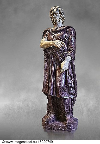 Statue eines gefangenen Barbaren - eine römische Skulptur aus Porphyr und weißem Marmor aus dem 2. Jahrhundert n. Chr. in Rom  Italien. Restauriert von Pietro Benini  dem Bruder von Bernin. Der Kopf und die Hände gehören nicht zur Statue. Der Kopf trägt einen phyrigischen Hut und erinnert an den gleichen Stil wie die berühmten Statuen der Farnese-Gefangenen  die besiegte Daker aus dem Forum des Trajan (98-117 n. Chr.) waren. Die Statue stammt von der Fassade der Villa Borghese. Sammlung Borghese Inv Nr. MR 331 oder Ma 1385  Louvre-Museum  Paris.
