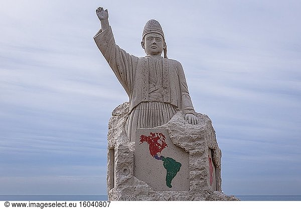 Statue für libanesische Emigranten im Hafen von Byblos  der größten Stadt im Gouvernement Mount Lebanon im Libanon.