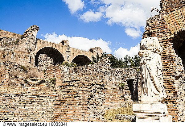 Statue im Haus der Vestalinnen  Römisches Forum  UNESCO-Weltkulturerbe  Rom  Latium  Italien  Europa
