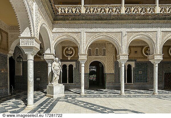 Statue im Innenhof mit Torbögen  maurische Architektur  Stadtpalast  andalusischer Adelspalast  Casa de Pilatos  Sevilla  Andalusien  Spanien  Europa