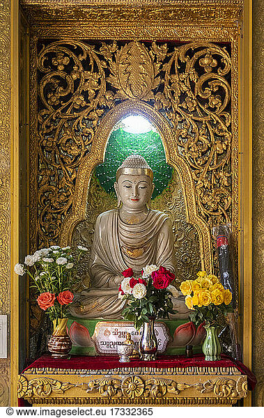 Statue in Chaukhtatgyi Buddha Temple  Yangon