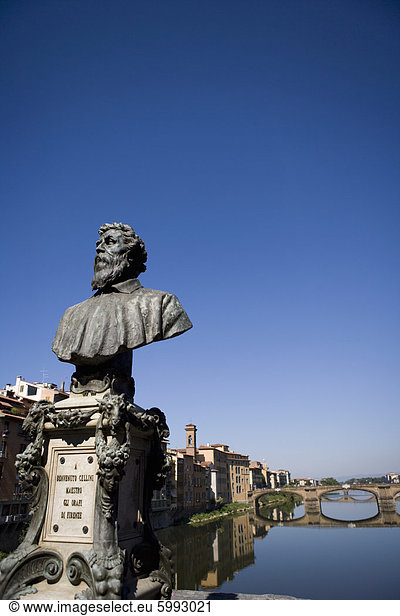 Statue of Benvenuto Cellini on the Ponte Vecchio Bridge  River Arno  Florence  Tuscany  Italy  Europe