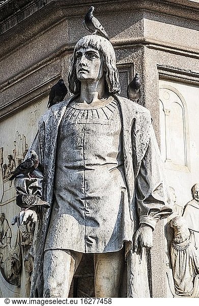 Statue of Cesare da Sesto  pupil of da Vinci. Monument to Leonardo da Vinci (Milan) surrounded with statues of four of his pupils atop lower base of pedestal. Piazza della Scala  Milan  Metropolitan city of Milan  Lombardy  Italy  Europe.