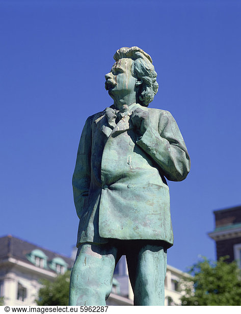Statue of composer Edvard Grieg  Bergen  Norway  Scandinavia  Europe