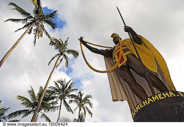 Statue of Kamehameha the Great in Kapa'au. Big Island. Hawaii. USA. Kamahameha statue resides on Hawai?i Island (known locally as the Big Island). It stands near downtown Hilo at the north end of the Wailoa River State Recreation Area  where it enjoys a king's view of Hilo Bay. The 14-foot (4. 3 m) statue was sculpted by R. Sandrin at the Fracaro Foundry in Vicenza  Italy in 1963 but was not erected on this site and dedicated until June 1997. The statue was originally commissioned for $125 000 by the Princeville Corporation for their resort in Kauai. However  the people of Kauai did not want the statue erected there  as Kauai was never conquered by King Kamehameha I. Hilo  however  was one of the political centers of King Kamehameha I. So the Princeville Corporation donated the statue to the Big Island of Hawaii via the Kamehameha Schools Alumni Association  East Hawaii Chapter.