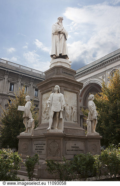 Statue of Leonardo da Vinci in front of Palazzo Marino  Piazza della Scala  Milan  Italy