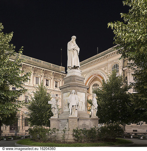 Statue of Leonardo da Vinci on Piazza della Scala  Milan  Italy