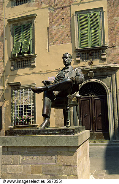 Statue of Puccini  Lucca  Tuscany  Italy  Europe