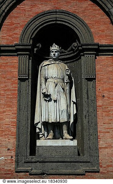 Statue von Carlo d. Ancia am Palazzo Reale  Palast der Vizekönige  an der Piazza del Plebescito  Neapel  Kampanien  Italien  Europa