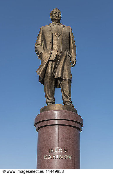 Statue von Islom Karimov in Samarkand  Präsident Usbekistans im 20. Jahrhundert.