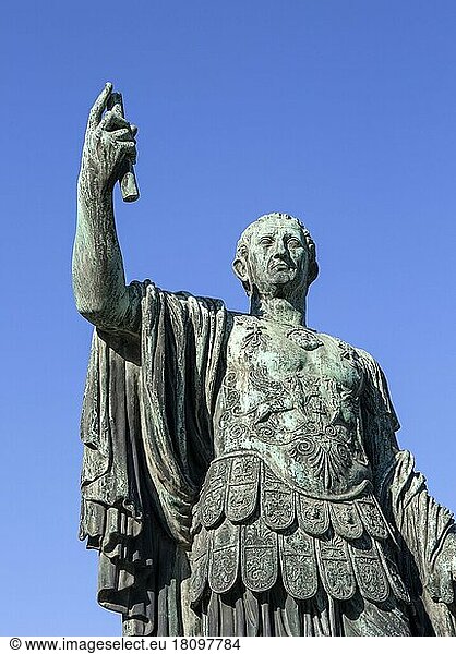 Statue von Julius Cäsar  die sich in der Nähe des Trajansforums befindet  Rom  Italien  Europa