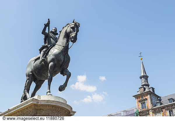 Statue von König Felipe III. auf der Plaza Mayor; Madrid  Spanien'.