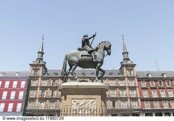 Statue von König Felipe III. auf der Plaza Mayor; Madrid  Spanien'.