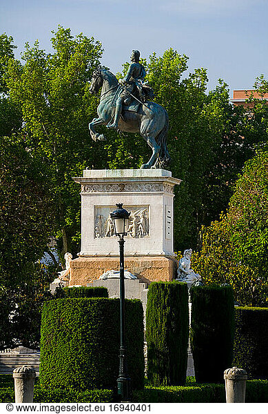 Statue von Philipp IV. auf der Plaza de Oriente  Madrid  Spanien.