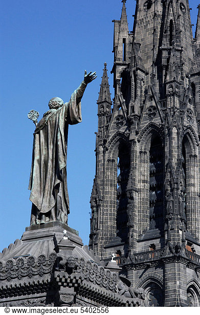 Statue von Urban II.  Cathedrale Notre-Dame-de-líAssomption  Kathedrale von Clermont Ferrand  DÈpartement Puy-de-DÙme  Auvergne  Frankreich  Europa