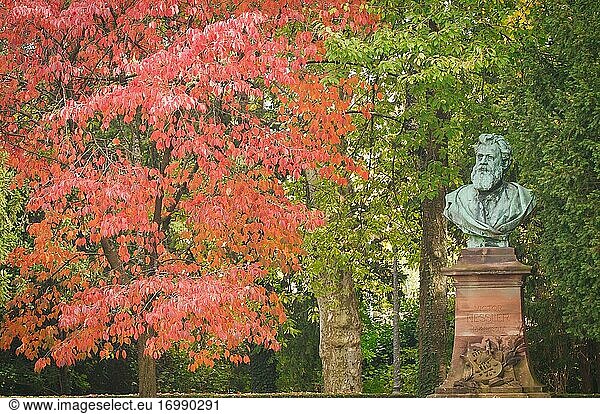 Statue von Victor Nessler im Garten der Orangerie während der Herbstsaison in der Stadt Straßburg