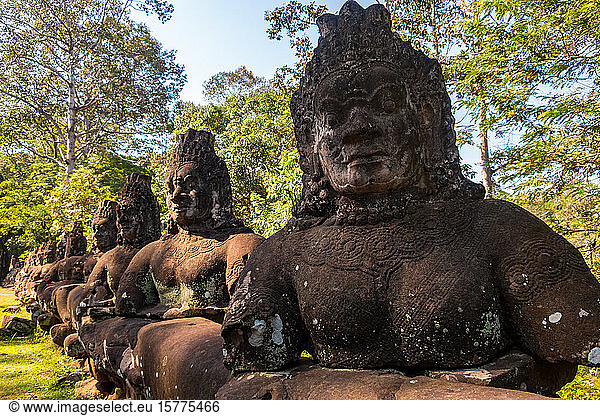 Statuen am Eingang von Angkor Thom  Kambodscha