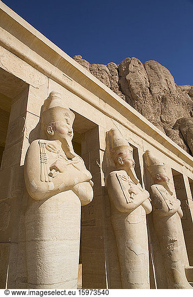 Statuen der Königin Hatschepsut  Hatschepsut-Tempel der Leichenhalle (Deir el-Bahri)  UNESCO-Weltkulturerbe  Luxor  Theben  Ägypten  Nordafrika  Afrika