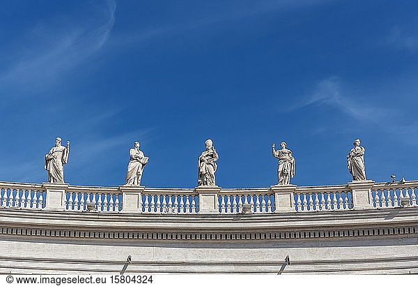 Statuen des Heiligen Benedikt  des Heiligen Ignatius von Loyola  des Heiligen Remigius  der Heiligen Apollonia und der Heiligen Balbina  Petersplatz  Vatikan  Rom  Italien  Europa