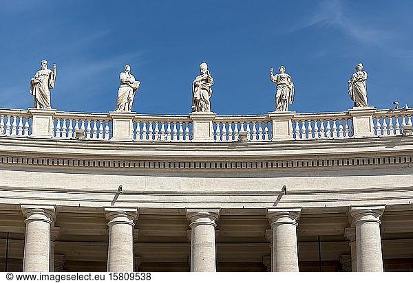 Statuen des Heiligen Benedikt  des Heiligen Ignatius von Loyola  des Heiligen Remigius  der Heiligen Apollonia und der Heiligen Balbina  Petersplatz  Vatikan  Rom  Italien  Europa