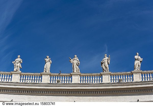Statuen des Heiligen Dominikus  Franz von Assisi  des Heiligen Bernhard  des Heiligen Benedikt und des Heiligen Ignatius Loyola  Petersplatz  Vatikan  Rom  Italien  Europa