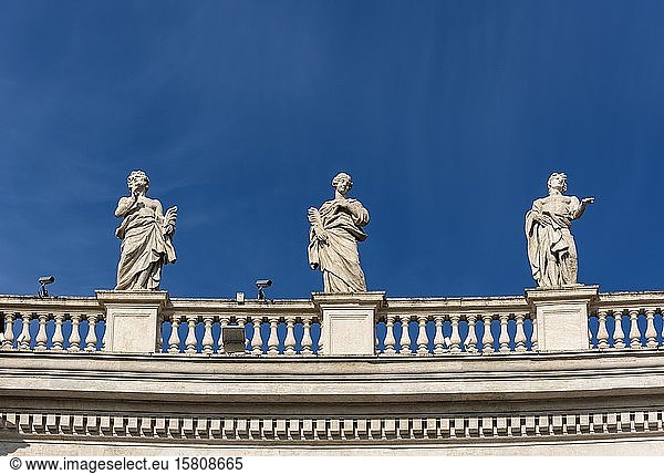 Statuen des Heiligen Pontius  des Heiligen Kolumbus und der Heiligen Maria auf den Bernini-Kolonnaden  Petersplatz  Vatikan  Rom  Italien  Europa