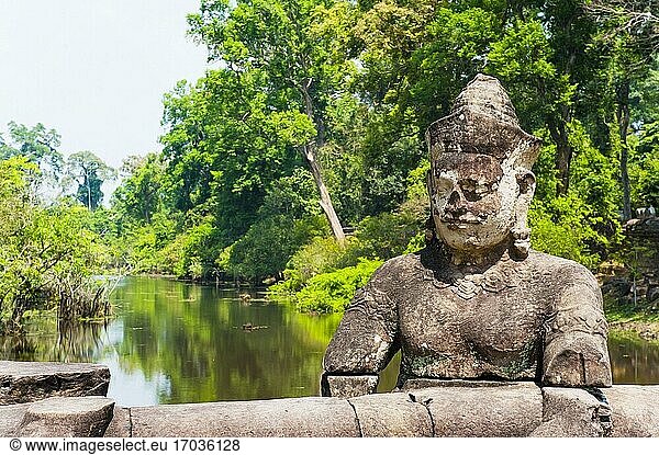 Statuen  die eine Naga halten  am Südeingang von Angkor Thom  Kambodscha