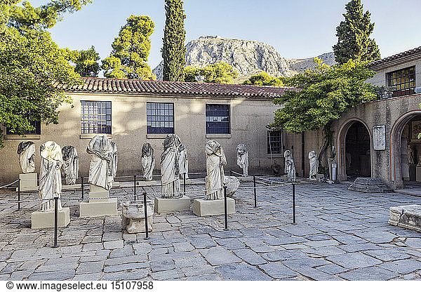 Statuen im Archäologischen Museum  Korinth  Griechenland