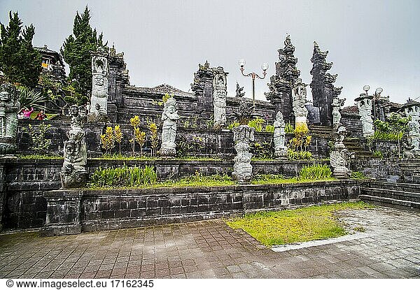 Statuen im Besakih-Tempel (Pura Besakih)  Bali  Indonesien. Der Besakih-Tempel  auch bekannt als Muttertempel von Besakih (Pura Besakih auf Indonesisch)  ist der größte hinduistische Tempel auf Bali und liegt an den Hängen des Mount Agung  eines aktiven Vulkans auf Bali.