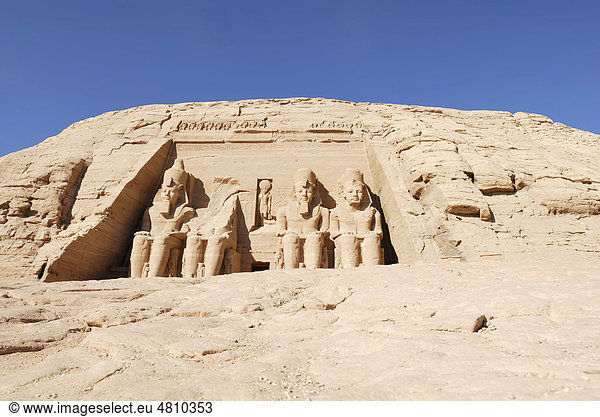 Statuen im Großen Tempel des Pharao Ramses II.  Abu Simbel  Nubien  Ägypten  Afrika